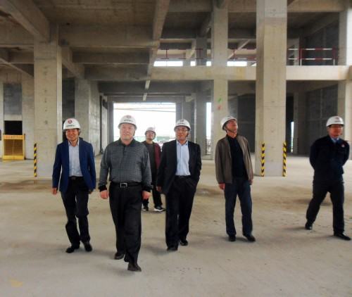 陜煤集團總經(jīng)理助理、建設集團聯(lián)合黨委書記、董事長寧興剛“雙節(jié)”期間深入澄合分公司中科遙感工地慰問施工一線的干部職工