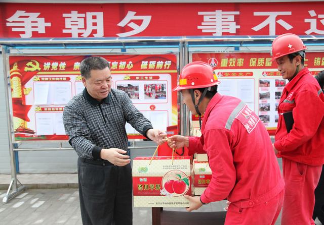 陜煤集團總經(jīng)理助理、建設集團聯(lián)合黨委書記、董事長寧興剛一行深入礦建二公司冶坪項目部慰問一線職工