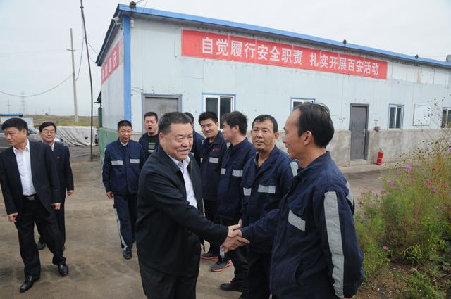 陜煤集團總經(jīng)理助理、建設集團聯(lián)合黨委書記、董事長寧興剛一行深入掘進公司紅柳林項目部走訪慰問