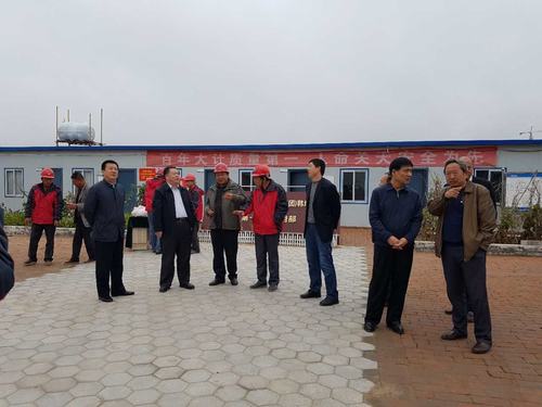 陜煤集團總經(jīng)理助理、建設(shè)集團聯(lián)合黨委書記、董事長寧興剛一行蒞臨韓城分公司榆北煤業(yè)公司小保當(dāng)?shù)V施工現(xiàn)場和大家一起過中秋