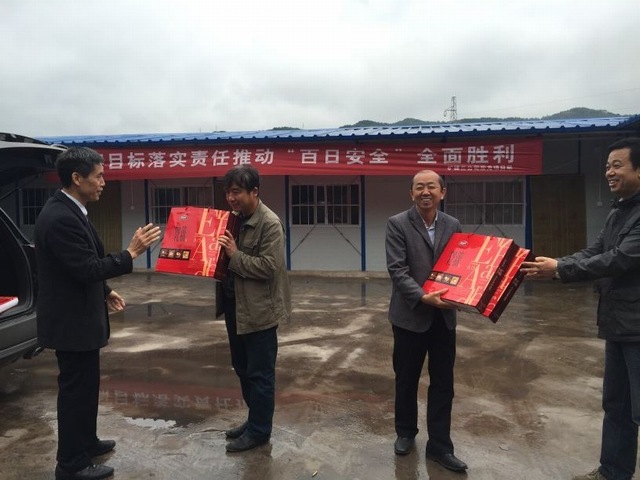 礦建三公司深入雙龍項(xiàng)目部慰問(wèn)一線職工