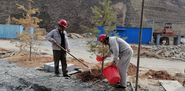 陜煤建設(shè)天工公司安裝三部開展“綠色施工、美化家園”義務(wù)植樹活動(dòng)