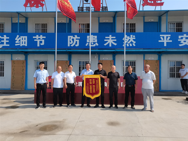 陜煤建設(shè)渭南分公司第八目部為村莊修補(bǔ)村道踐行國(guó)企社會(huì)責(zé)任