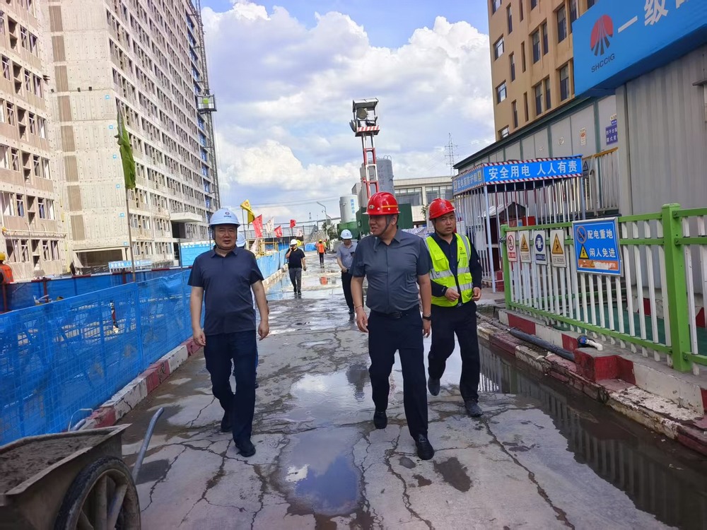 陜西省建設(shè)工程質(zhì)量安全監(jiān)督總站站長(zhǎng)鄭海平一行蒞臨檸條塔煤礦新建3#、4#員工公寓樓項(xiàng)目檢查指導(dǎo)工作