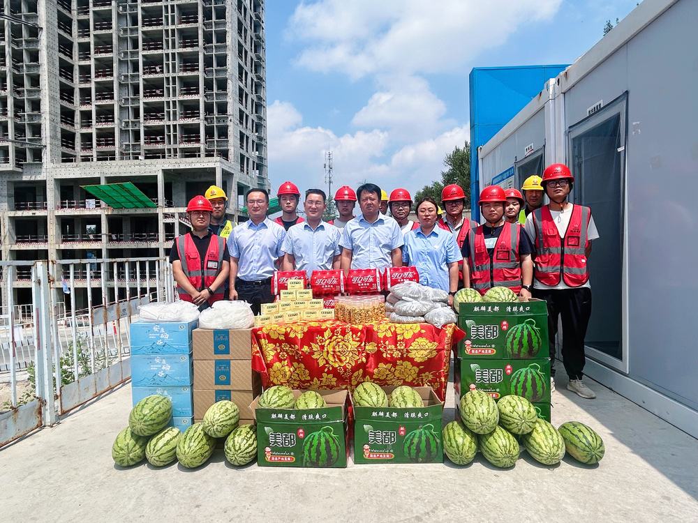 陜煤建設(shè)榆林公司開(kāi)展“夏送清涼”慰問(wèn)活動(dòng)