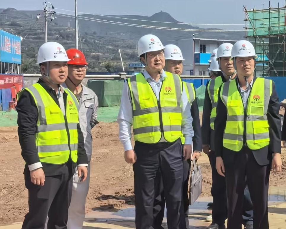 陜西省煤層氣黨委委員、紀(jì)委書記董巨國一行深入天工公司土建第二十一項(xiàng)目部開展節(jié)前檢查指導(dǎo)工作
