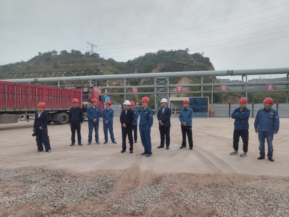 陜煤集團(tuán)府谷能源開發(fā)有限公司黨委書記、 董事長李寧蒞臨陜西新元潔能有限公司電石廠電池儲能調(diào)峰項(xiàng)目檢查指導(dǎo)工作