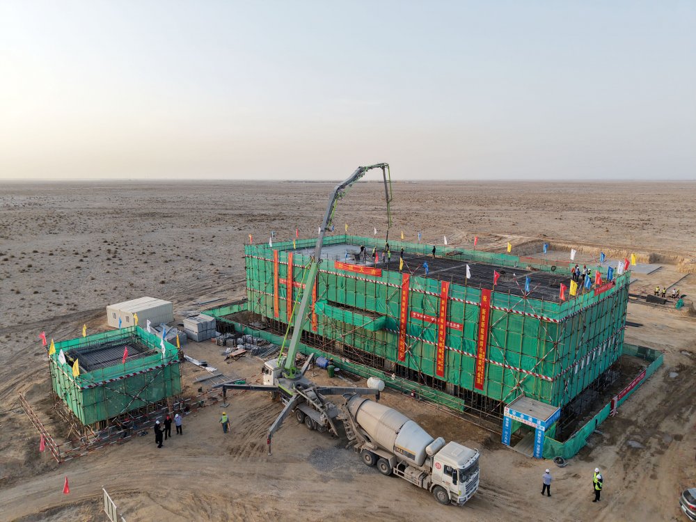 陜煤集團(tuán)新疆公司兵團(tuán)第十三師新星市30萬千瓦光伏發(fā)電項(xiàng)目升壓匯集站生產(chǎn)綜合樓、警衛(wèi)傳達(dá)室順利封頂