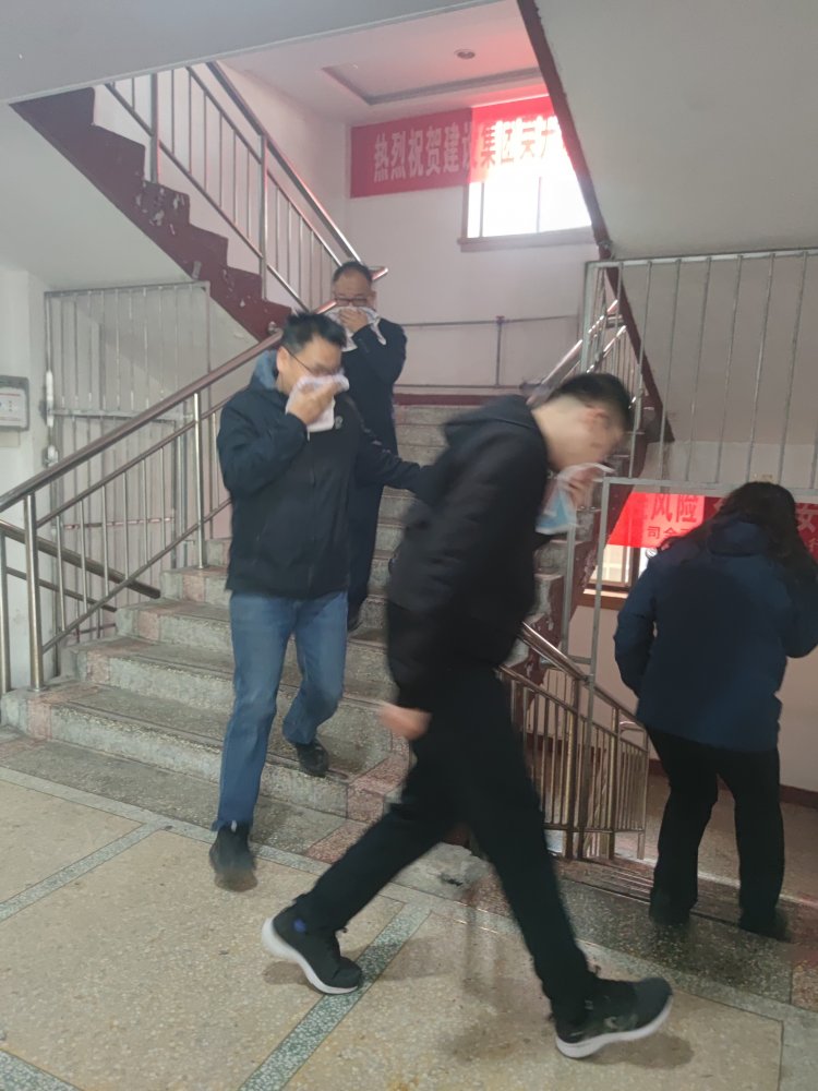 1分鐘生死時(shí)速，60人火線突圍