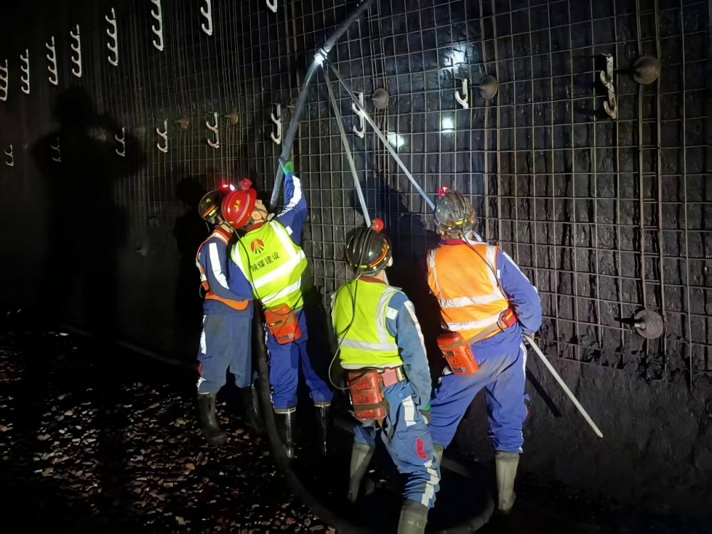 陜煤建設(shè)機(jī)電安裝公司檸條塔項目部攻堅疏放水供電系統(tǒng)安裝工程