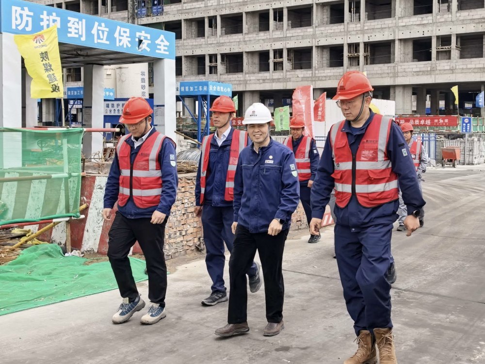 榆林化學(xué)總會計師張建華深入陜煤建設(shè)天工公司基層項目部檢查指導(dǎo)工作