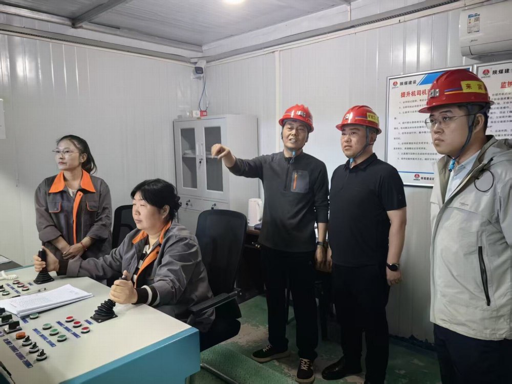 韓城礦業(yè)公司領(lǐng)導(dǎo)“五一”深入礦建二公司第二項目部督導(dǎo)安全并慰問一線建設(shè)者